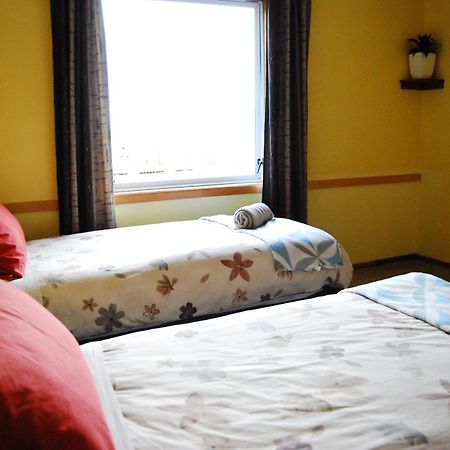 Surat Bay Lodge By The Sea/Backpackers Hostel Owaka Buitenkant foto