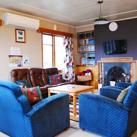 Surat Bay Lodge By The Sea/Backpackers Hostel Owaka Buitenkant foto