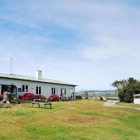 Surat Bay Lodge By The Sea/Backpackers Hostel Owaka Buitenkant foto