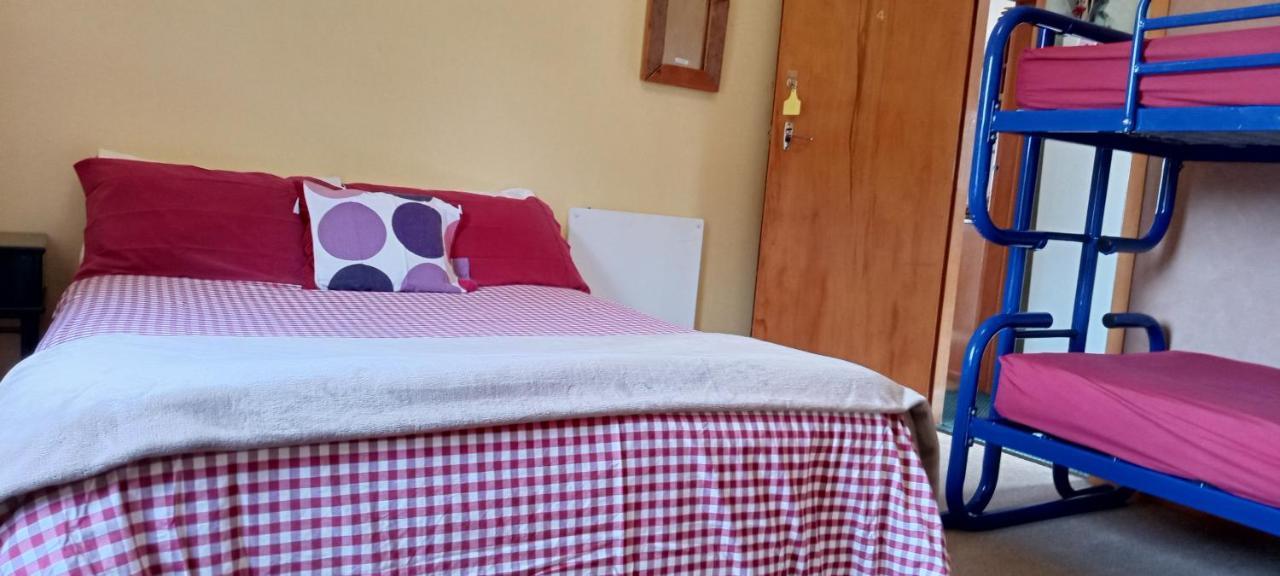 Surat Bay Lodge By The Sea/Backpackers Hostel Owaka Buitenkant foto