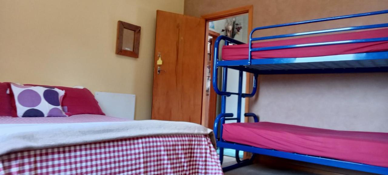 Surat Bay Lodge By The Sea/Backpackers Hostel Owaka Buitenkant foto