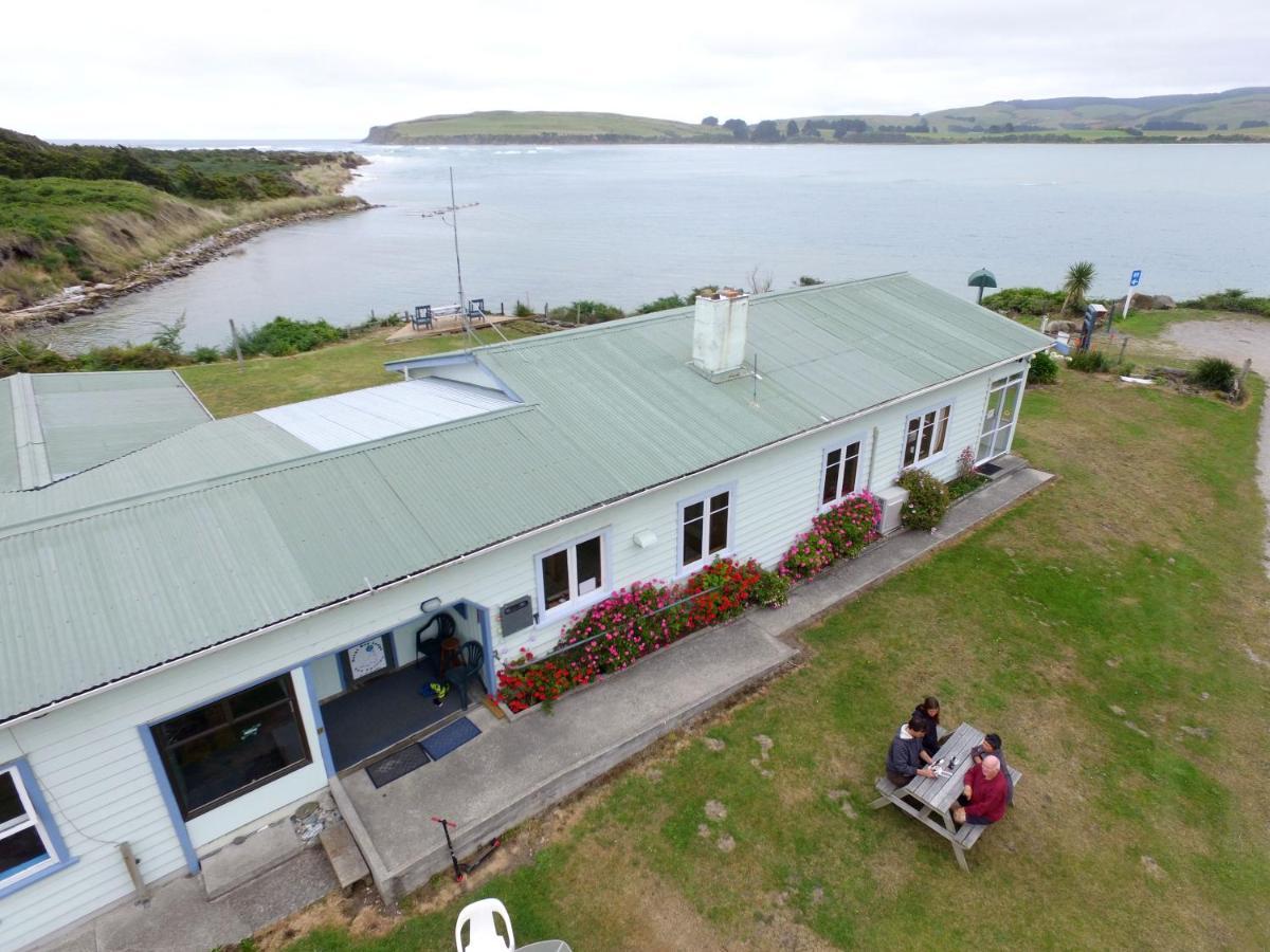 Surat Bay Lodge By The Sea/Backpackers Hostel Owaka Buitenkant foto