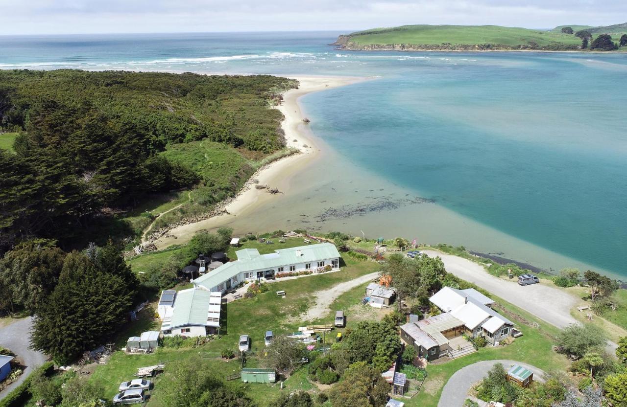 Surat Bay Lodge By The Sea/Backpackers Hostel Owaka Buitenkant foto