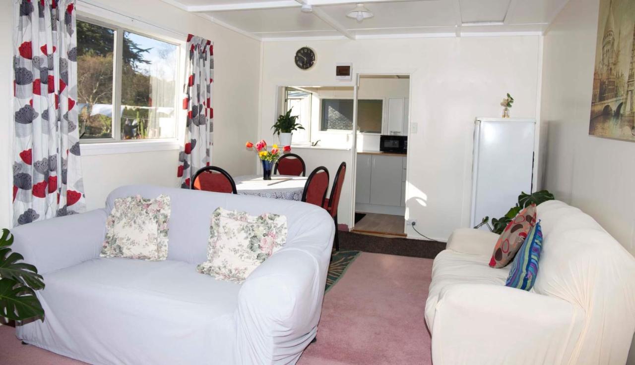 Surat Bay Lodge By The Sea/Backpackers Hostel Owaka Buitenkant foto