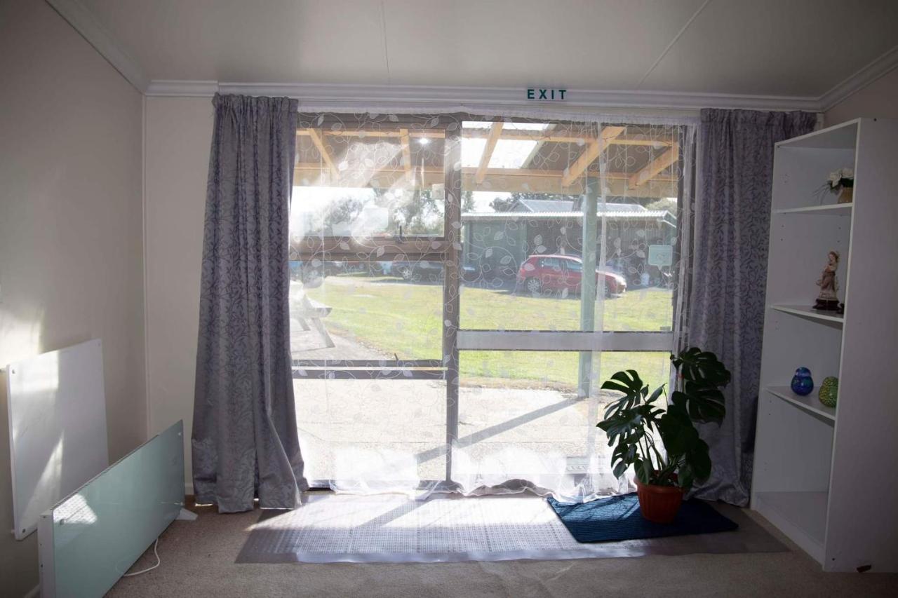 Surat Bay Lodge By The Sea/Backpackers Hostel Owaka Buitenkant foto