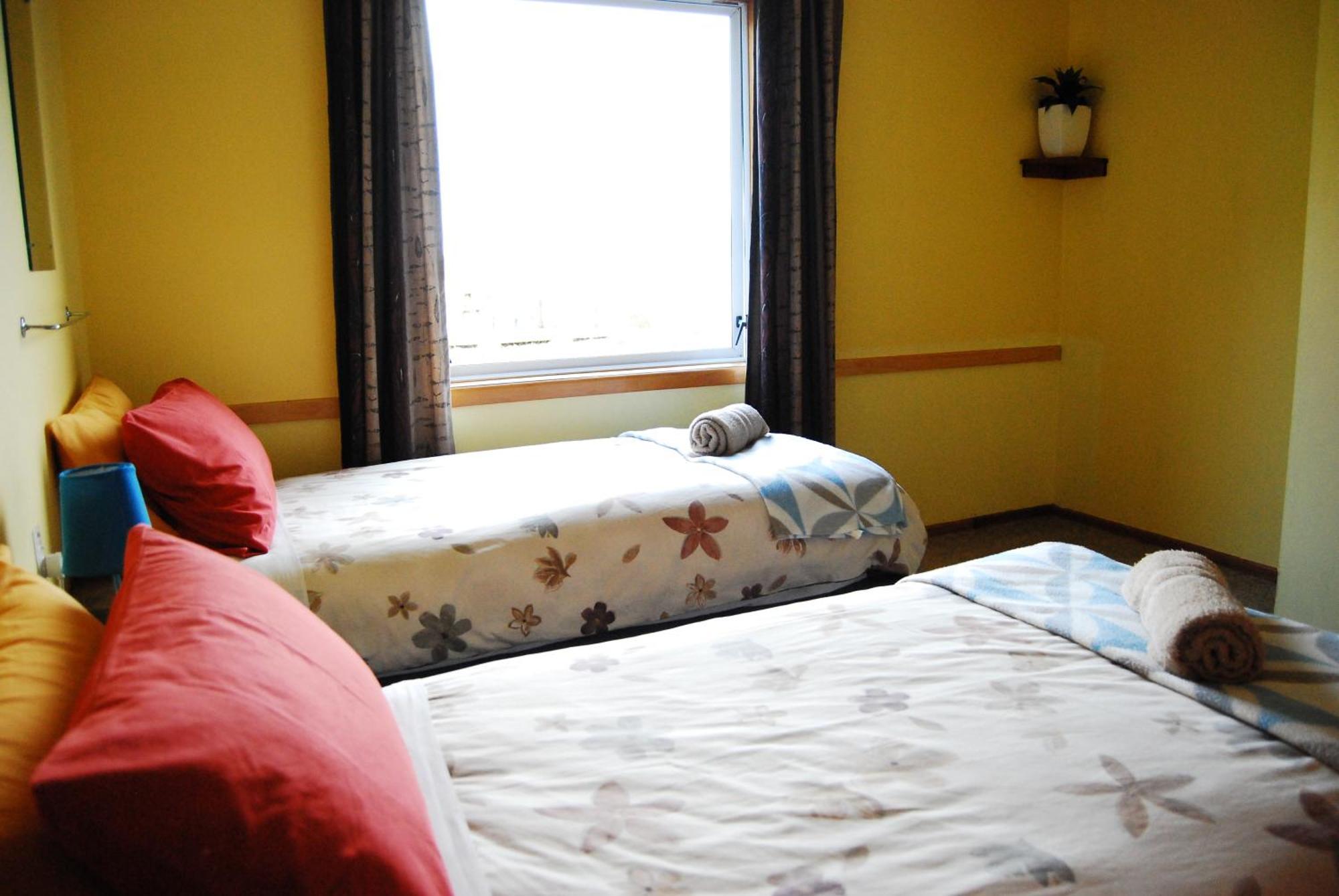 Surat Bay Lodge By The Sea/Backpackers Hostel Owaka Buitenkant foto