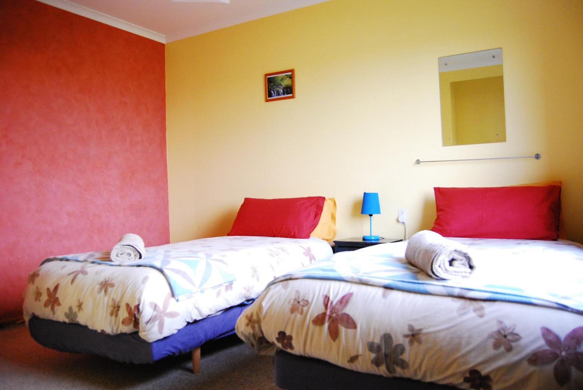 Surat Bay Lodge By The Sea/Backpackers Hostel Owaka Buitenkant foto