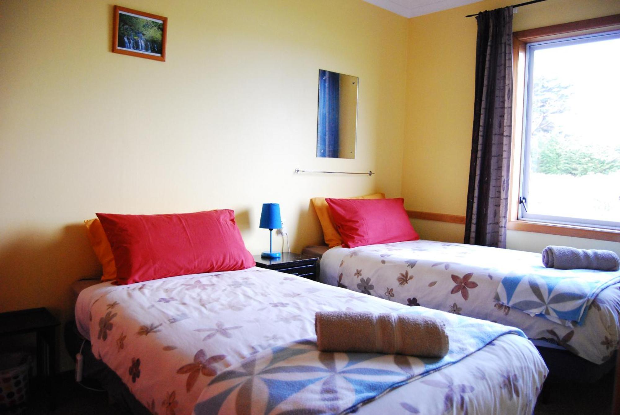 Surat Bay Lodge By The Sea/Backpackers Hostel Owaka Buitenkant foto