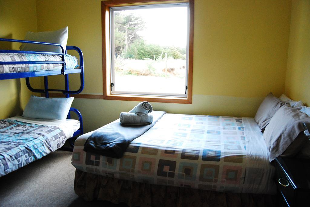 Surat Bay Lodge By The Sea/Backpackers Hostel Owaka Buitenkant foto