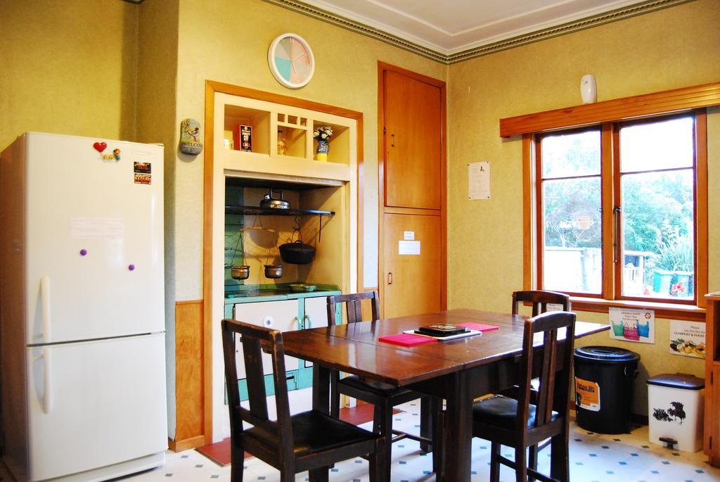 Surat Bay Lodge By The Sea/Backpackers Hostel Owaka Buitenkant foto