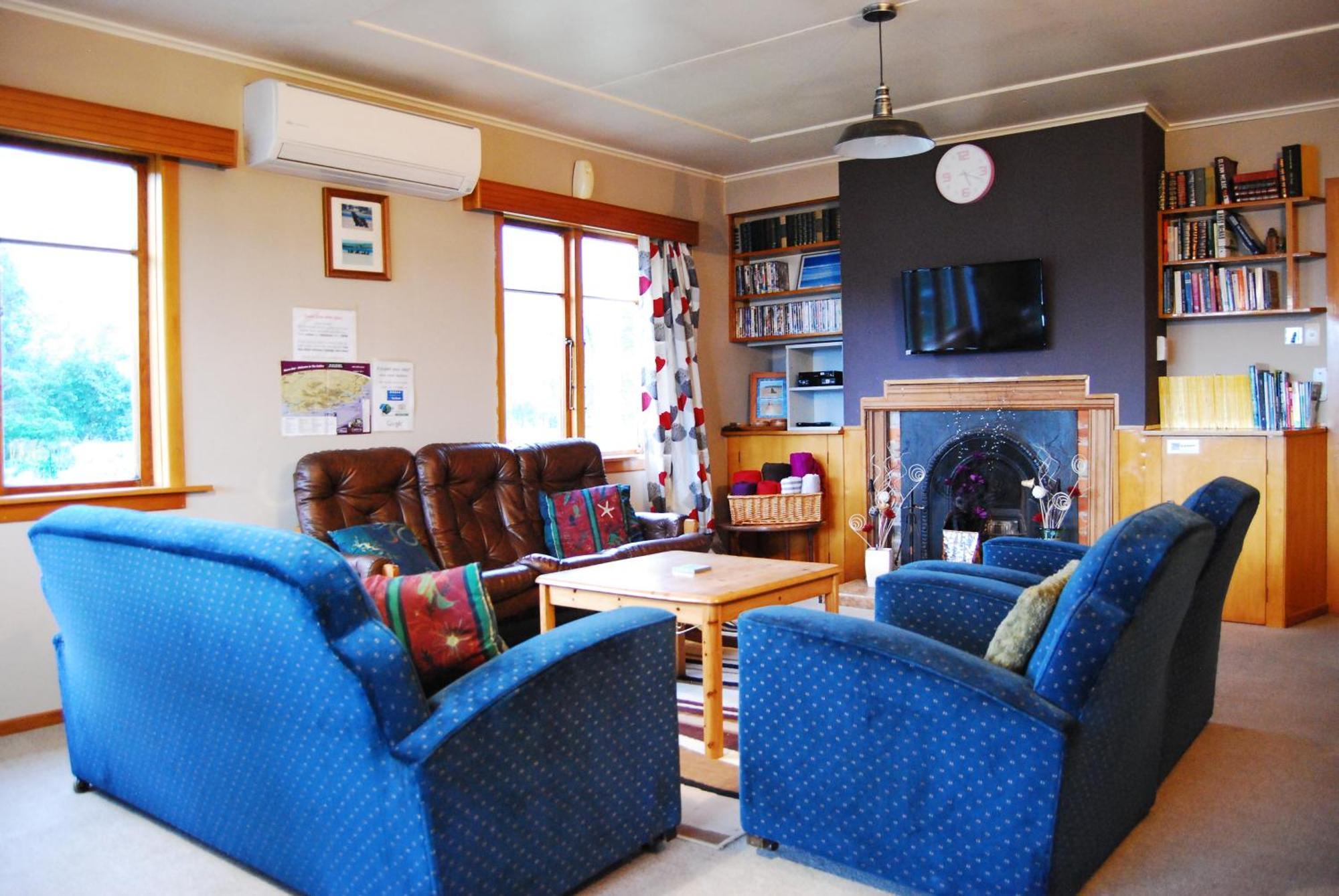 Surat Bay Lodge By The Sea/Backpackers Hostel Owaka Buitenkant foto