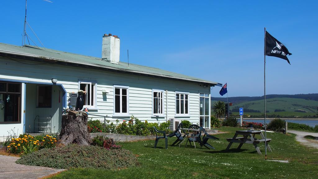 Surat Bay Lodge By The Sea/Backpackers Hostel Owaka Buitenkant foto