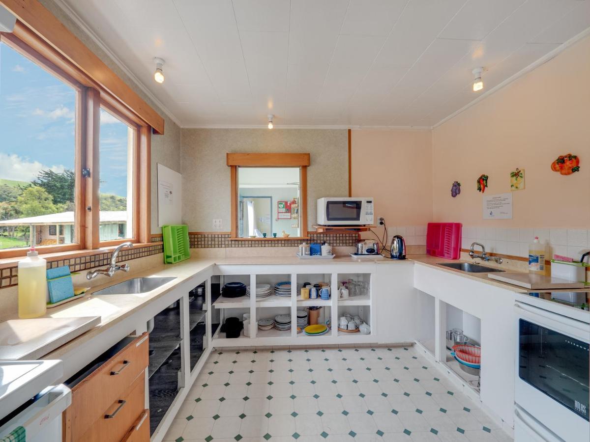 Surat Bay Lodge By The Sea/Backpackers Hostel Owaka Buitenkant foto