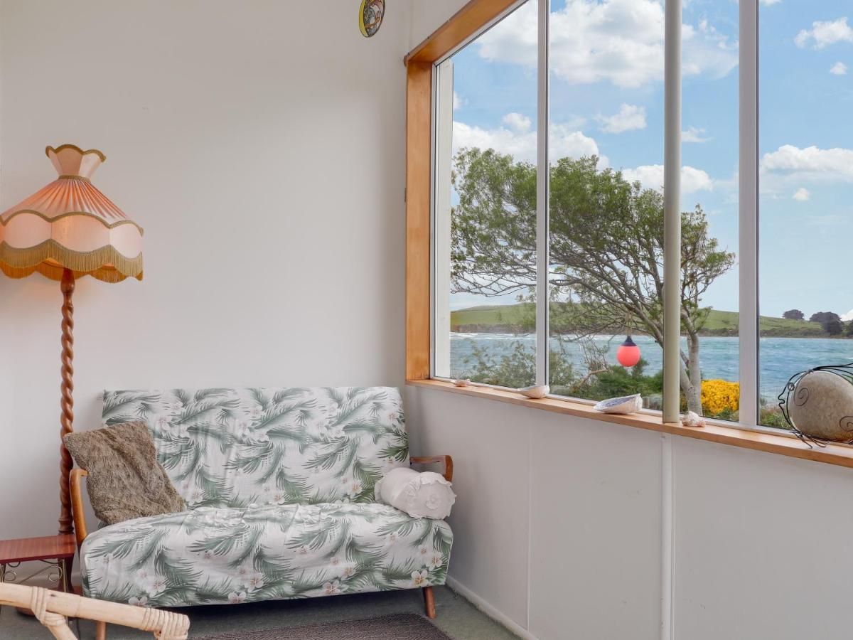 Surat Bay Lodge By The Sea/Backpackers Hostel Owaka Buitenkant foto