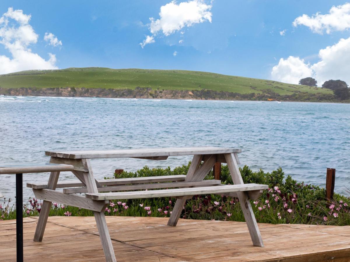 Surat Bay Lodge By The Sea/Backpackers Hostel Owaka Buitenkant foto