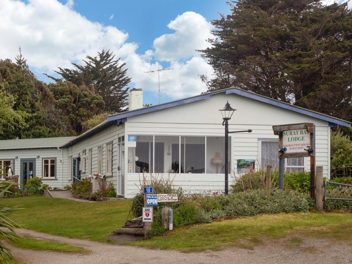 Surat Bay Lodge By The Sea/Backpackers Hostel Owaka Buitenkant foto